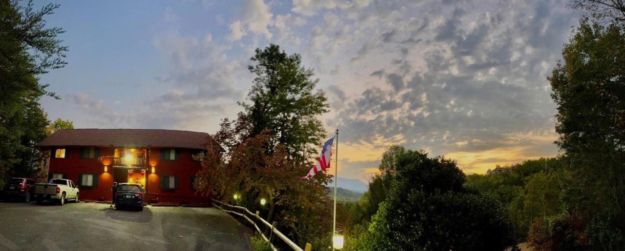 Cozy Fires & Mountain Views, Your Smoky Mountain Escape - B&B