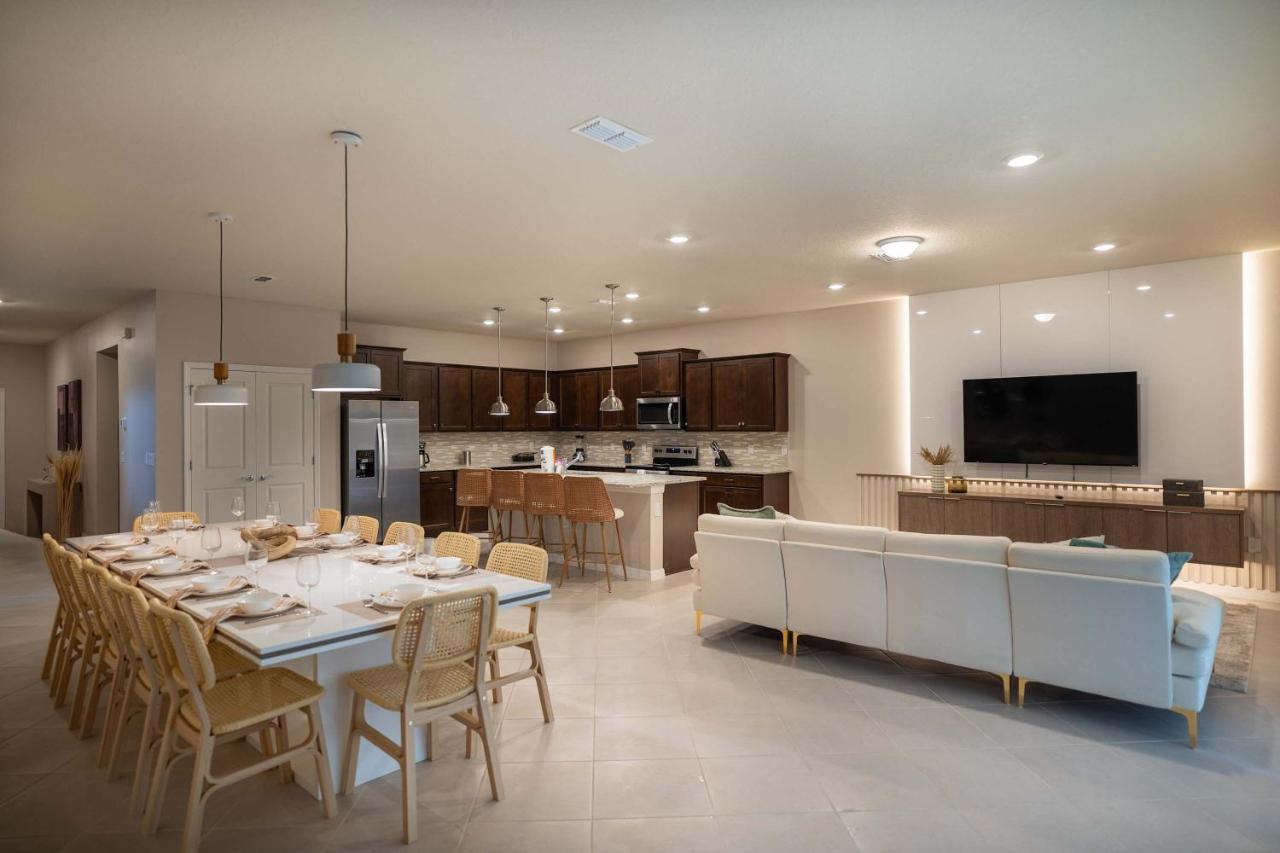 Fun and Relax 10 Bed Home Pool Themed Rooms - B&B Orlando