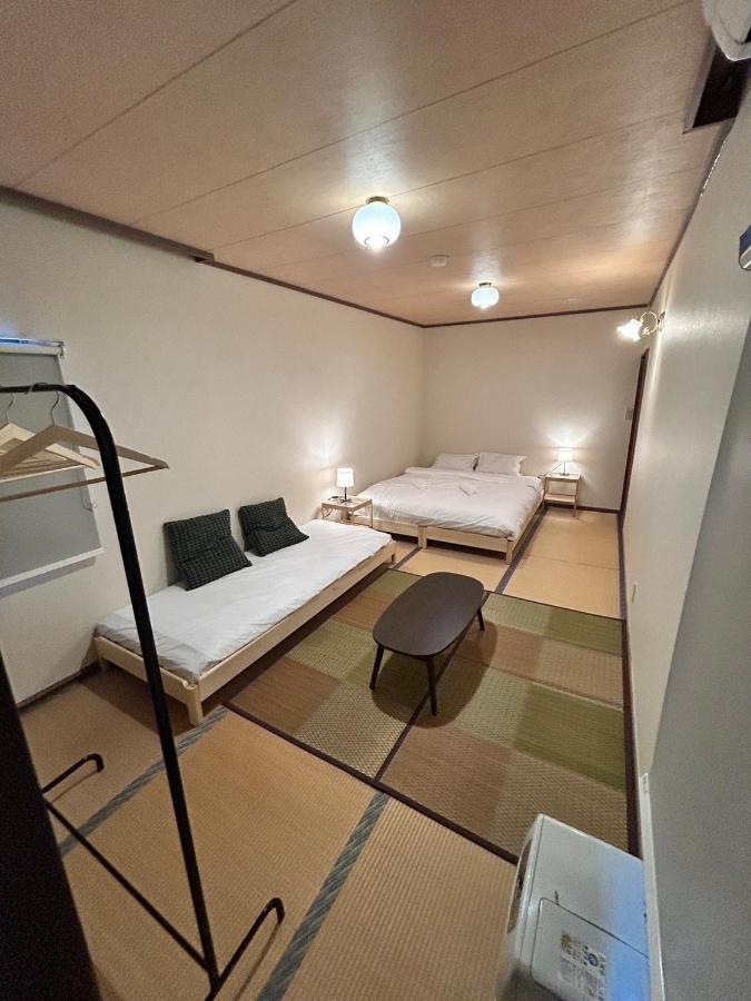 Chambre Lit Queen-Size avec Salle de Bains Commune 