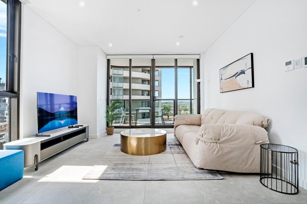 Stylish 2BR Apt with Pool & Views Near Parramatta - Bed and Breakfast