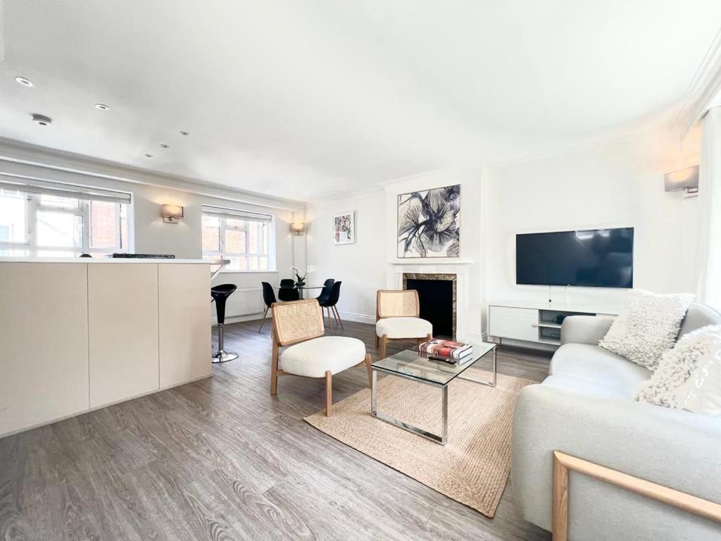 Split Level 2 Bed Apartment- Mayfair - B&B