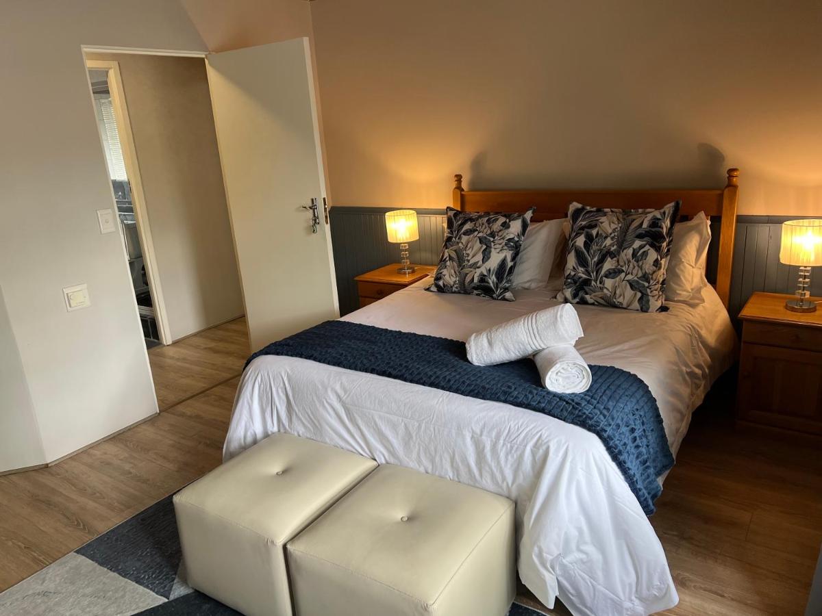 Spacious George self catering apartment for families, golfers, business travellers and couples 1 queen bed 2 sleeper couches - Chambres d'hôtes George