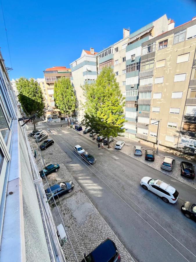 Light Spacious Almada Apartment - B&B Almada