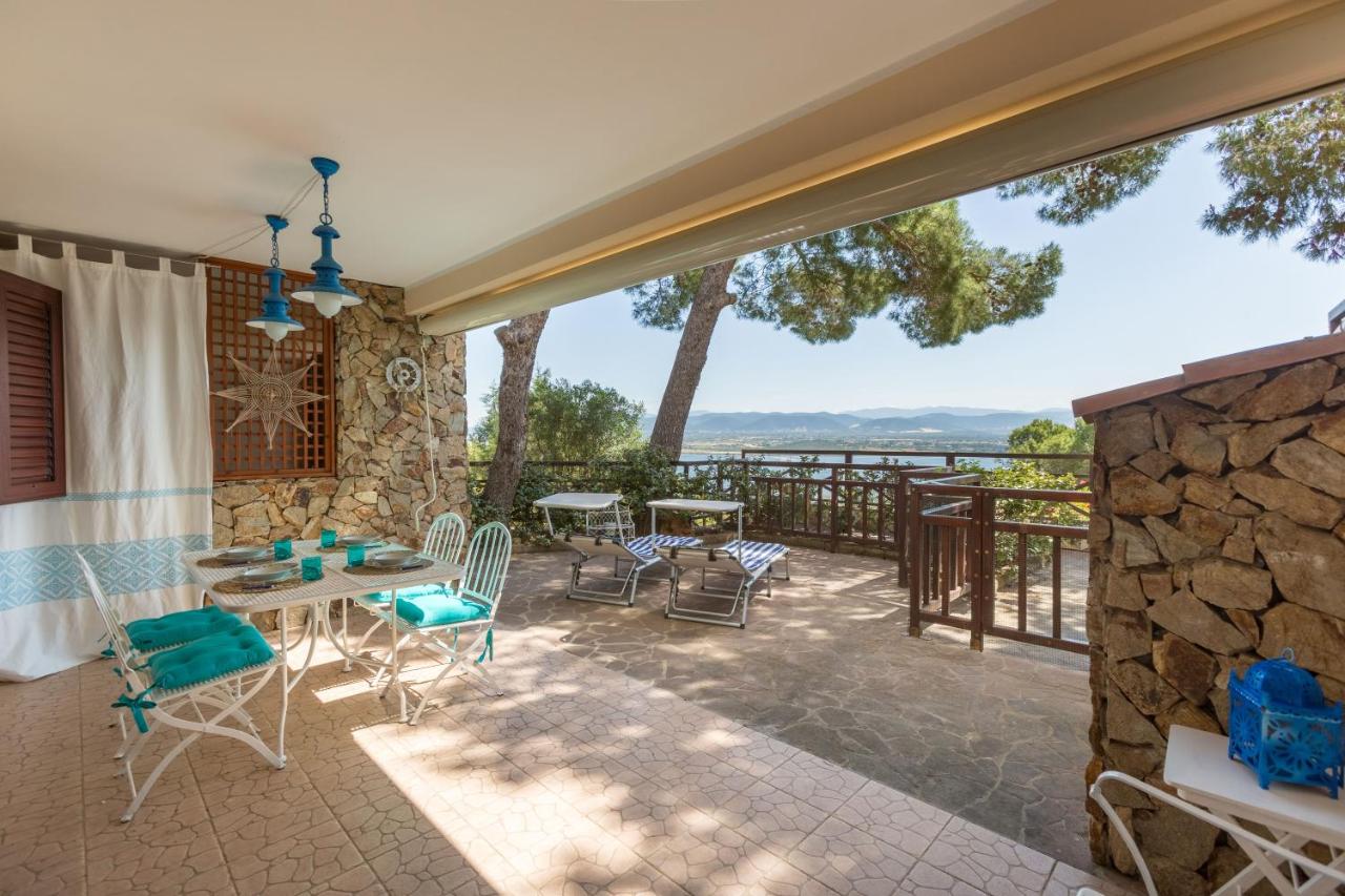 Splendid View apartment with shared swimming pool - Porto Pino hill - B&B