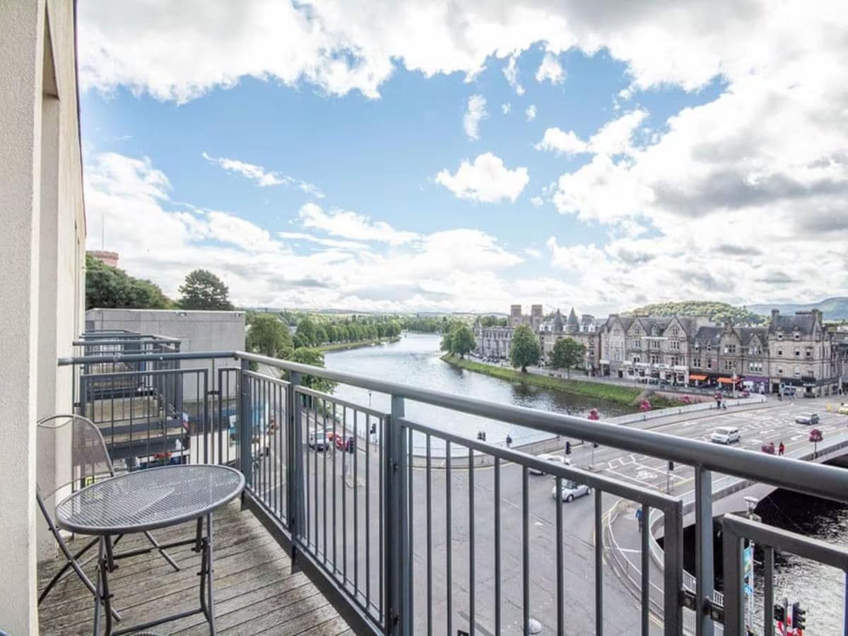 2 Bedroom Riverside Apartment 301 - B&B