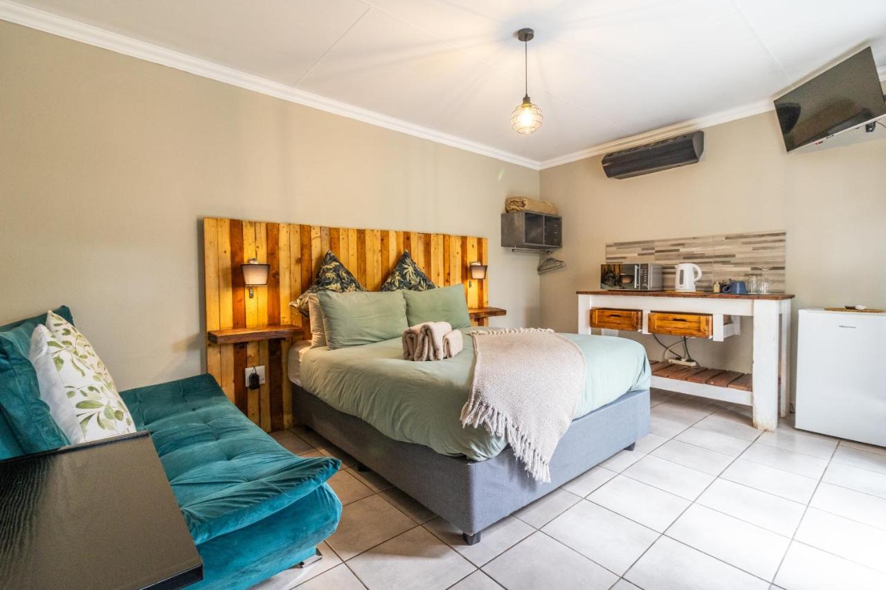 Habitación con cama grande y vistas al jardín