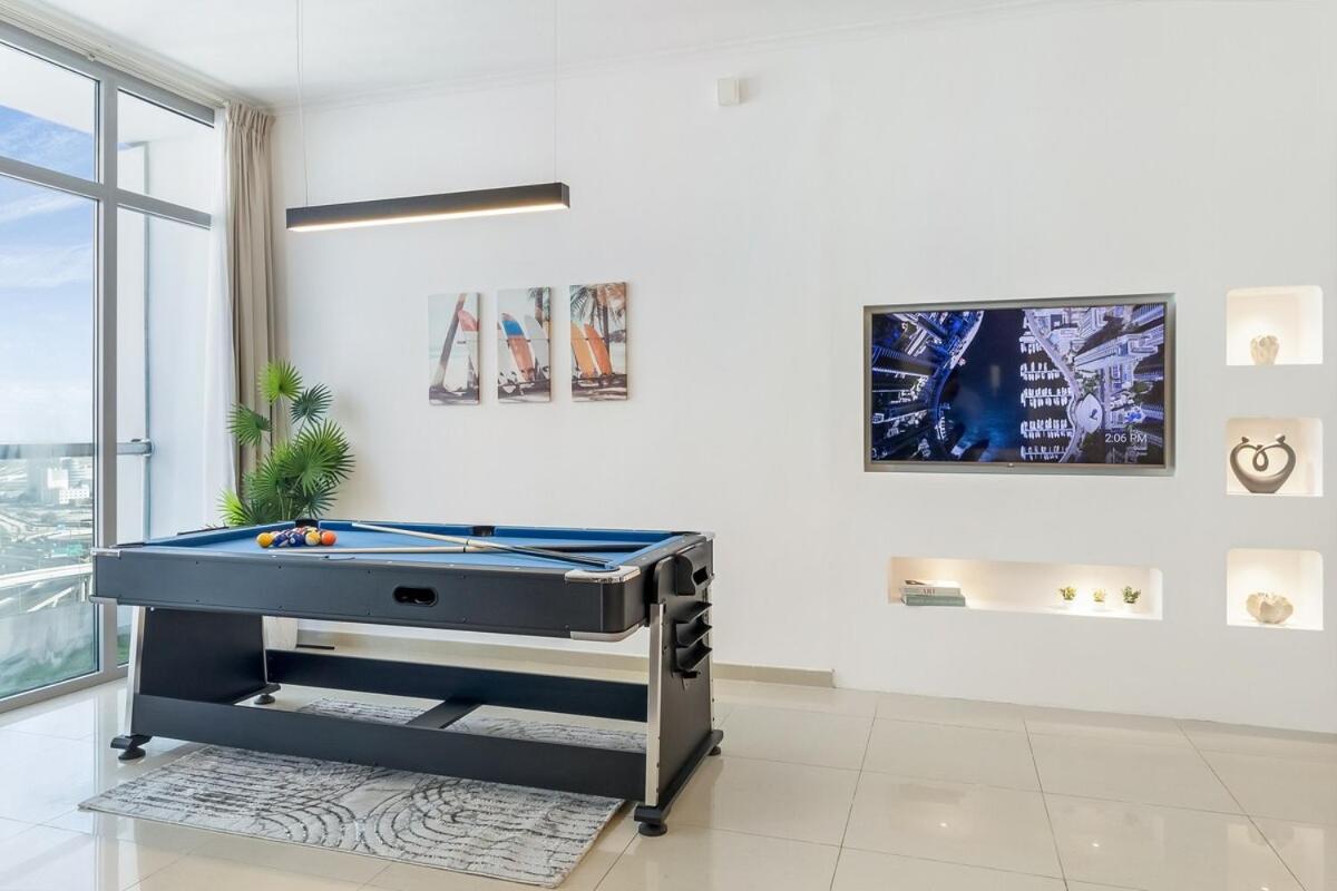 Huge Penthouse in Marina w Pool Table & Air Hockey - B&B