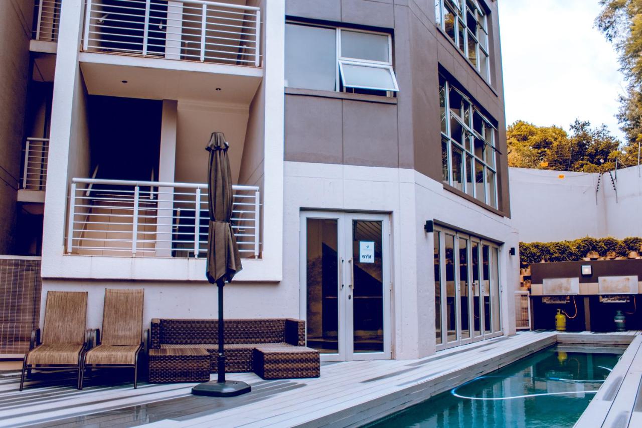 Centrally located 2-Bed 2-Bath Apartment in Sandton with WiFi - Gym & Pool - B&B