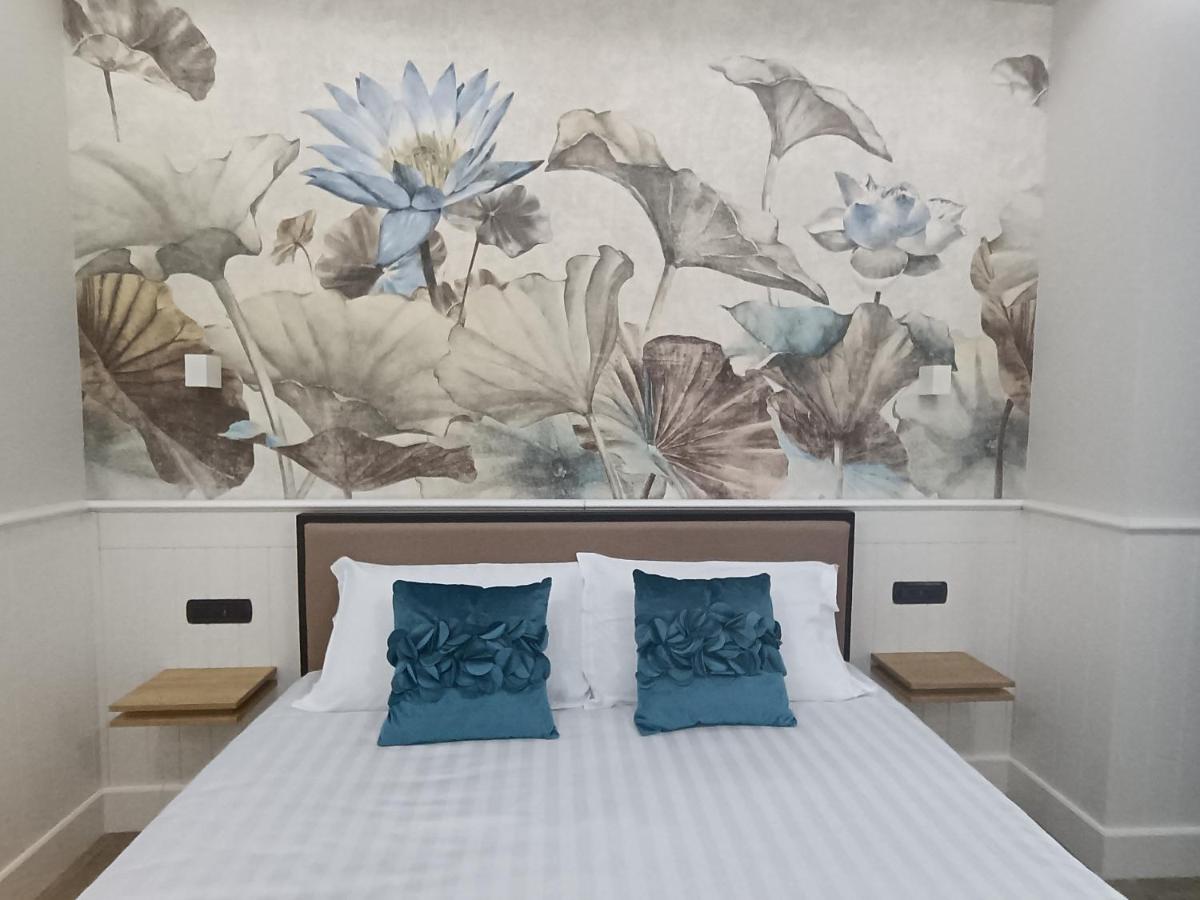 Deluxe Room (2 Adults + 1 Child)