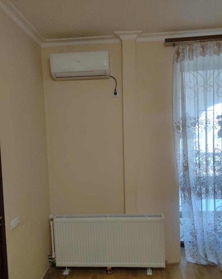 Zimmer mit Kingsize-Bett