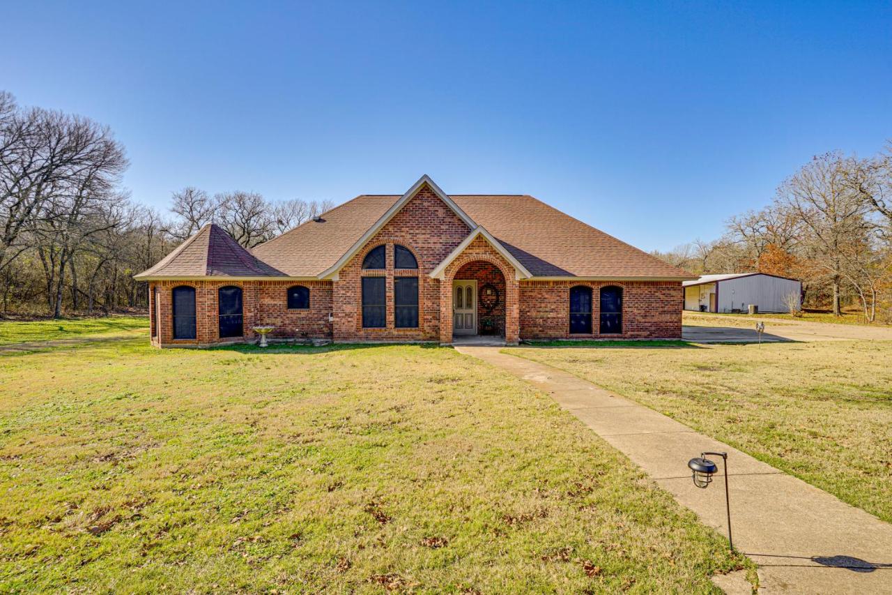 Large Yard, Fire Pit and Games Grandview Haven! - B&B Alvarado
