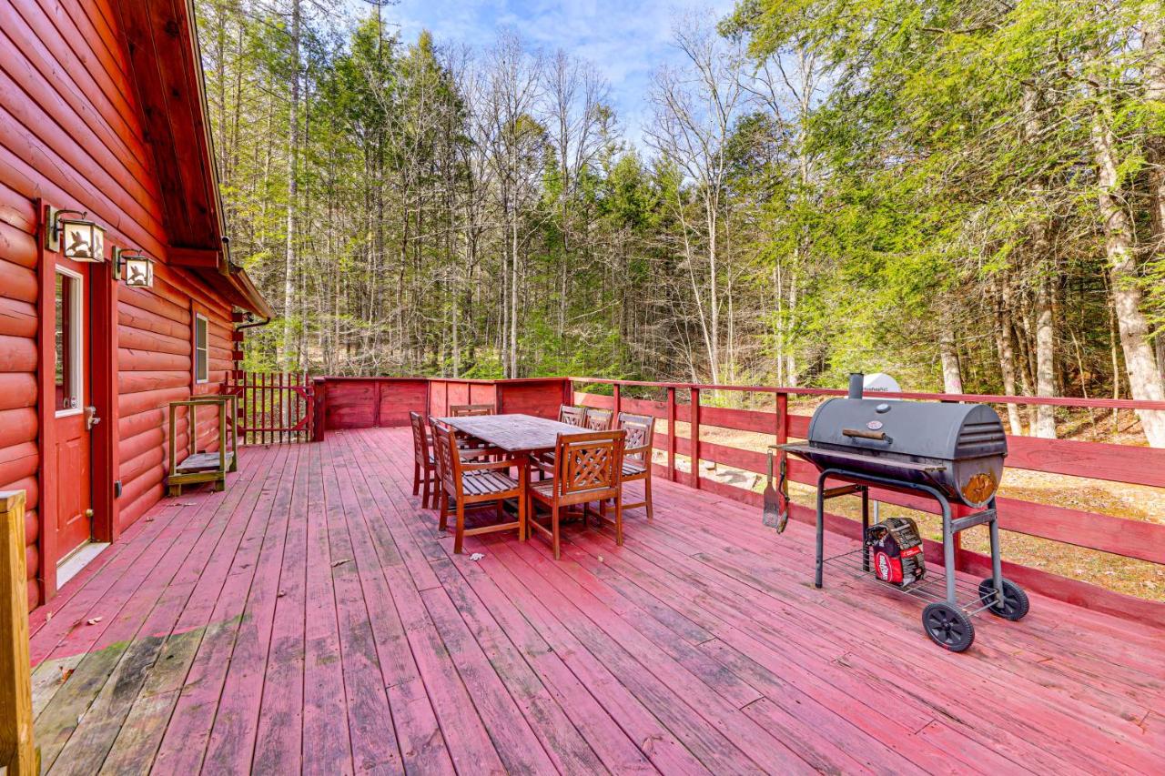 15 Mi to Snowshoe Resort Cabin with Deck and Fire Pit - B&B