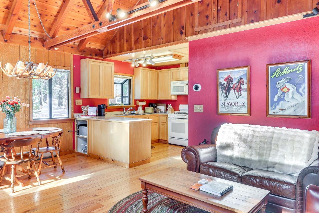 Less Than 2 Blocks to Lake Tahoe Family Home Near Skiing - B&B