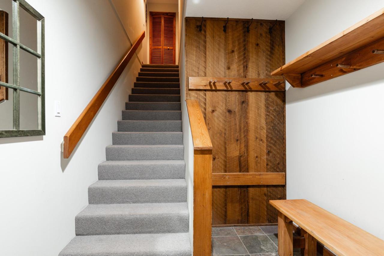 2BR Cozy Townhouse in Central Location - Mountain Views and Free Parking - Chambres d’hôtes Whistler