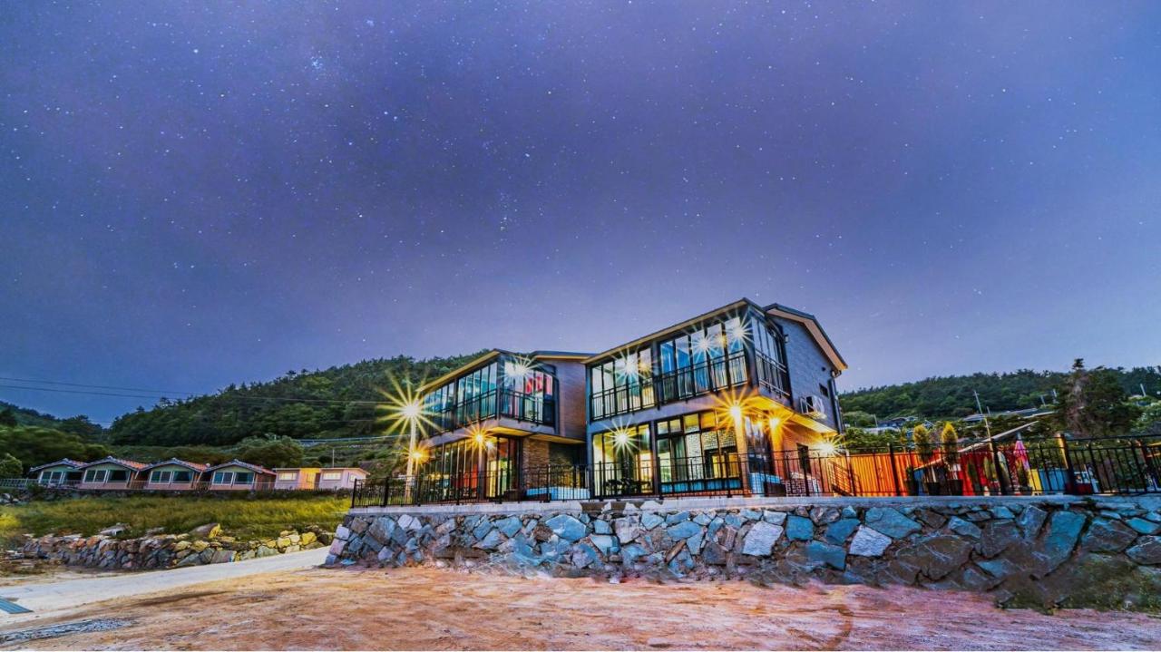 Namhae Yanghwa Seaside Pension - B&B