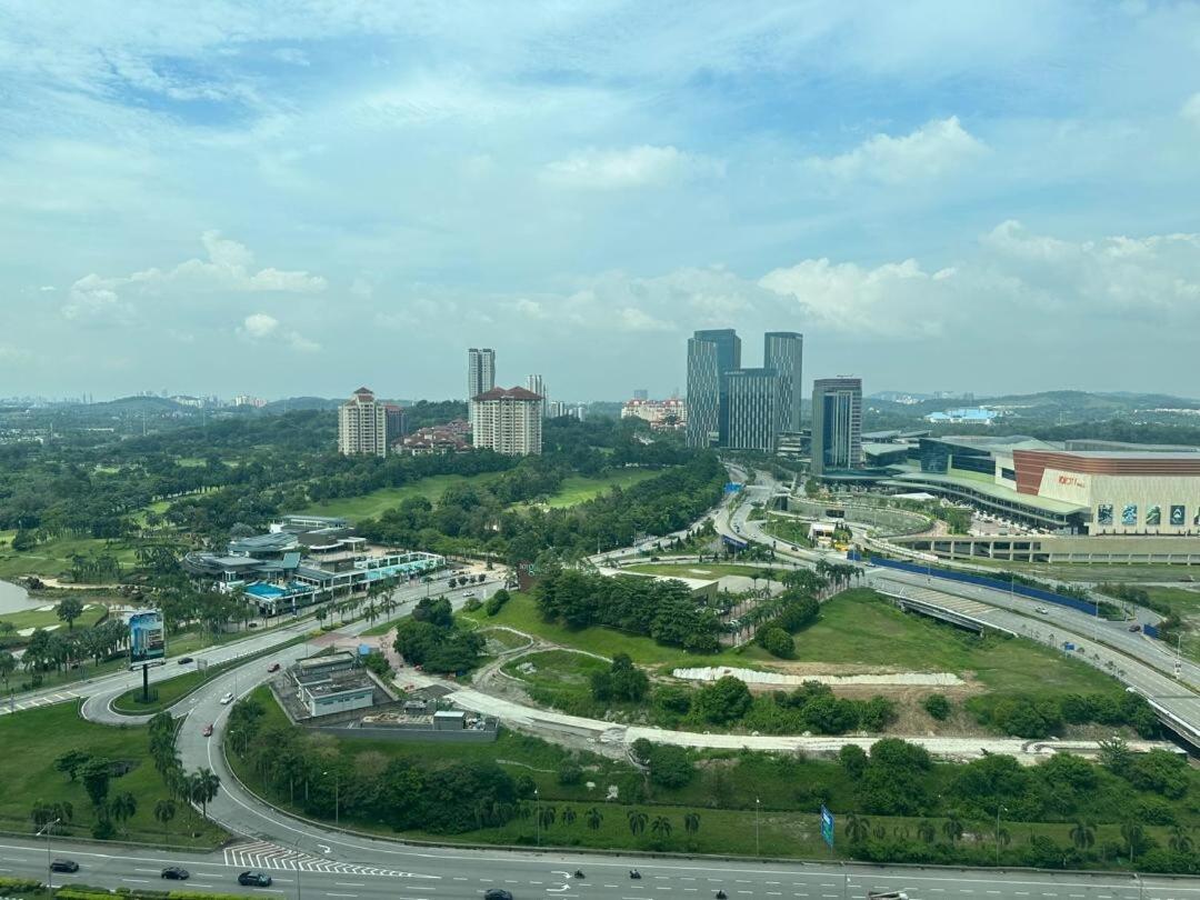 Conezion, goft view mid floor, beside ioi city mall, opposite hospital serdang, beside Uniteen and UPM, Putrajay - B&B