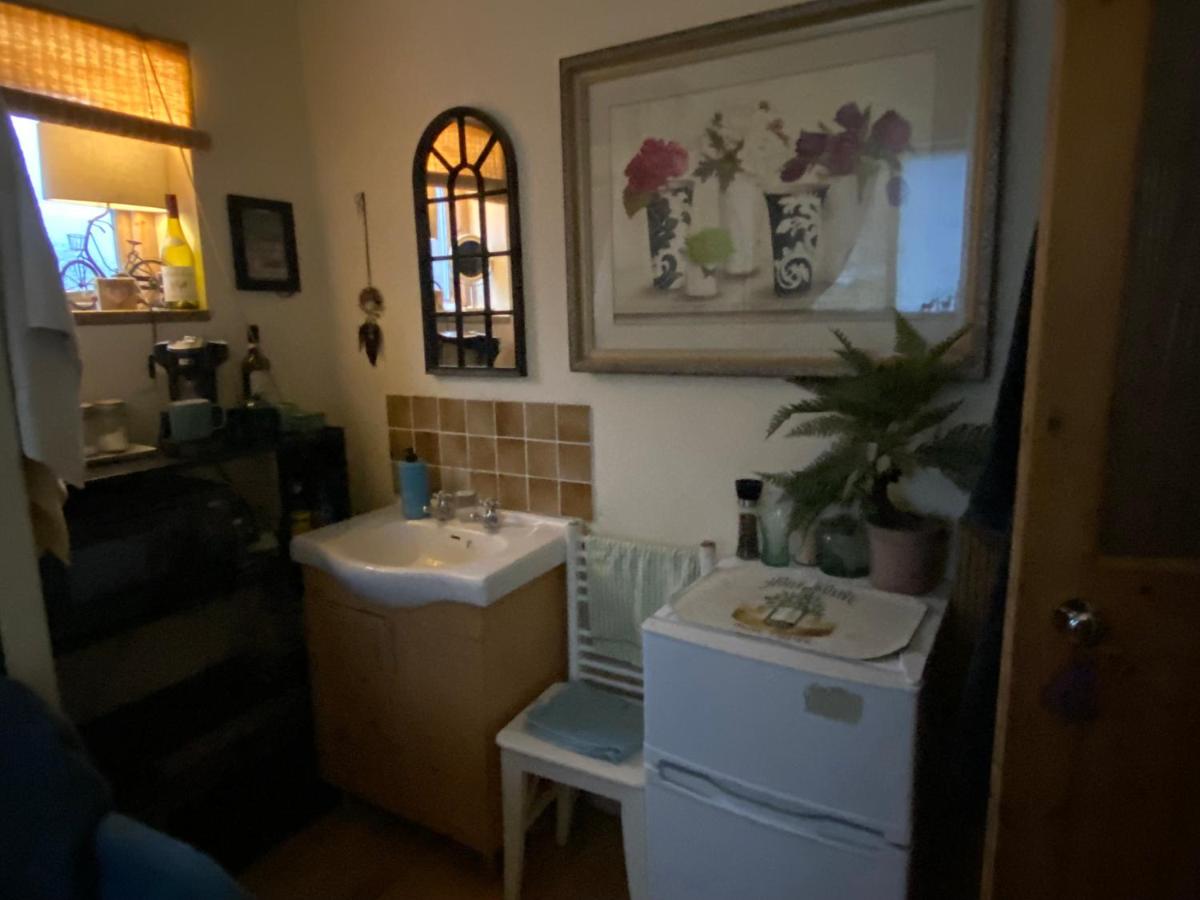 King Comfort tv microwave fridge - Bed and Breakfast Upton