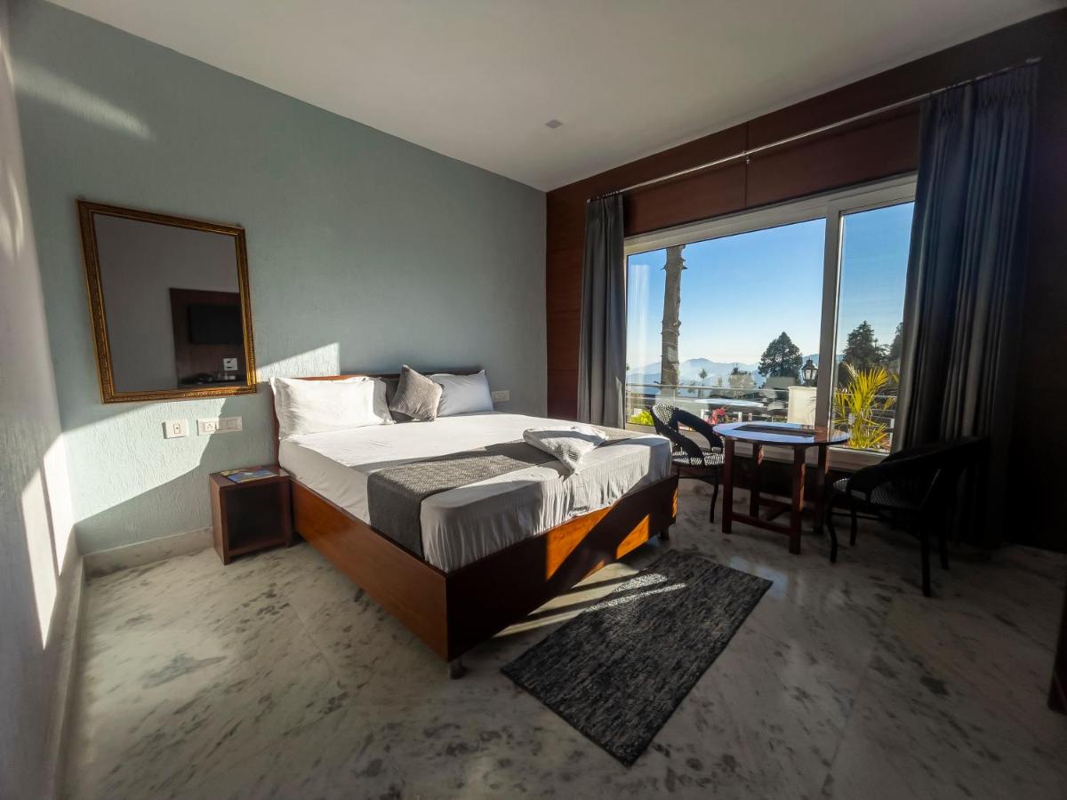 Zimmer mit Kingsize-Bett und Balkon