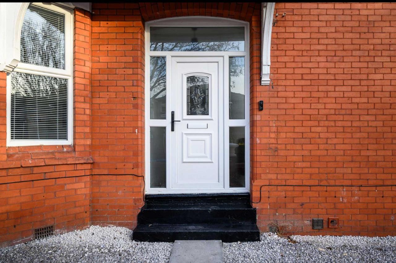 Stylish Modern Manchester Home - Perfect for Work, Leisure & Stadium Visits with Parking - B&B