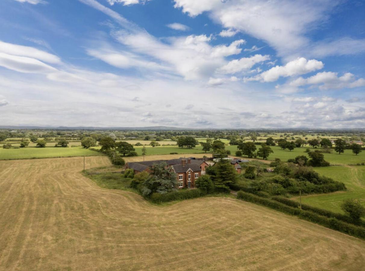 Luxury Cheshire Farmhouse -Sleeps 14 -Hot Tub - B&B Crewe