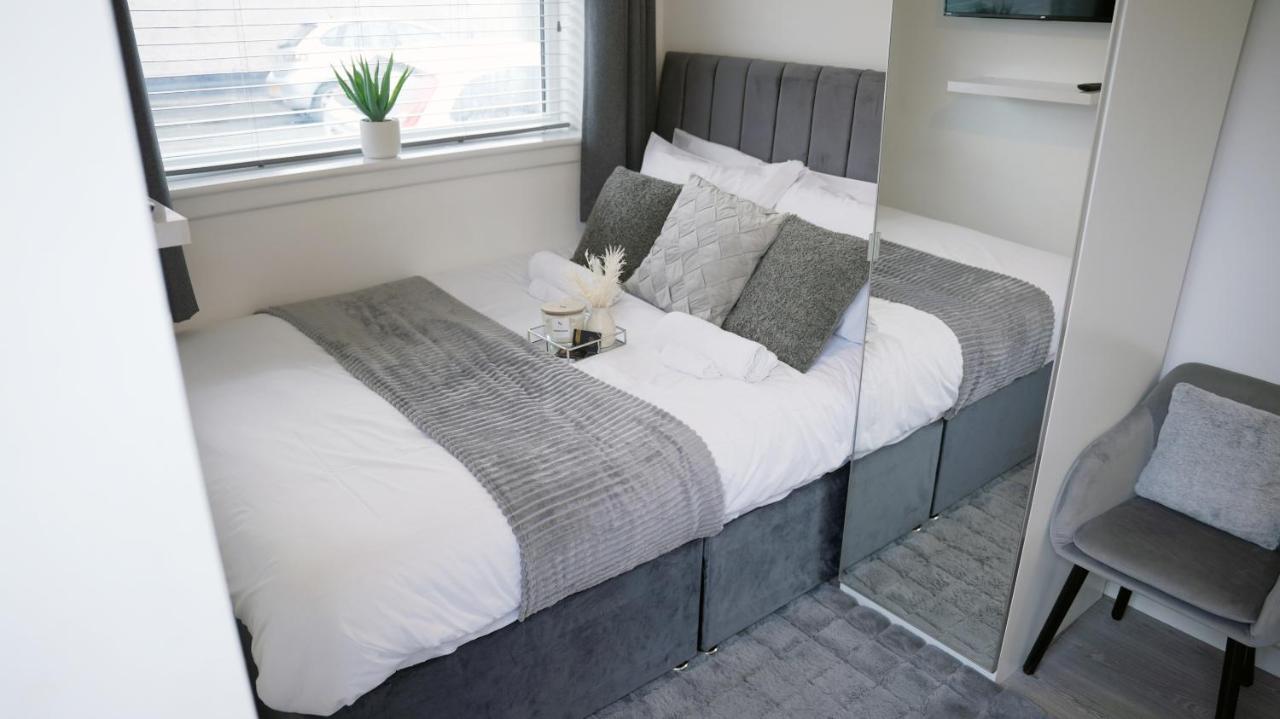 City Centre House, EV Parking, Fast WiFi, Netflix, Perfect for Work Stays & Couples, Private Entrance, Garden - B&B