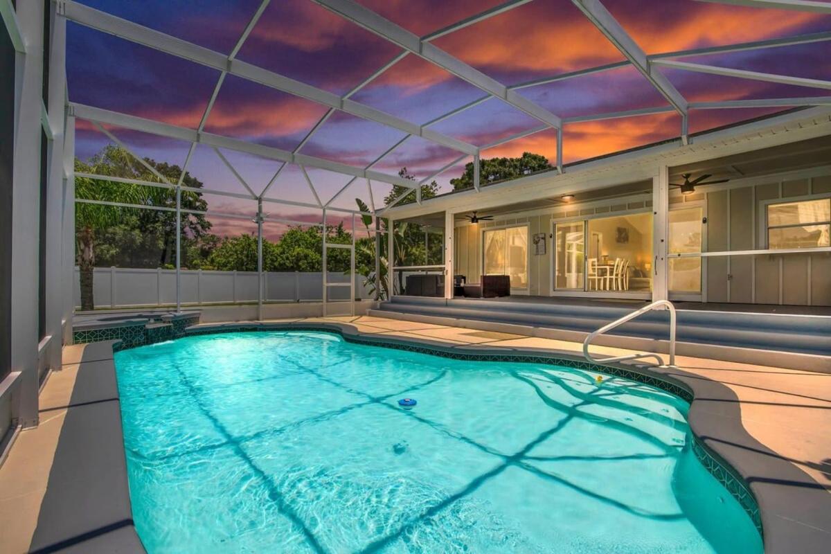 The Key House Large Pool & Backyard - B&B