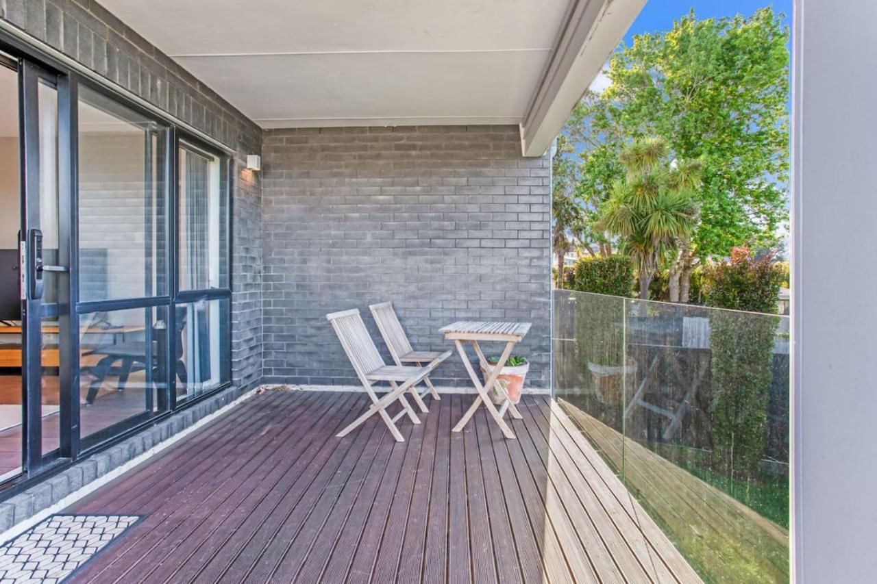 The Base Guest Suite with Wi-Fi and Deck - B&B Auckland