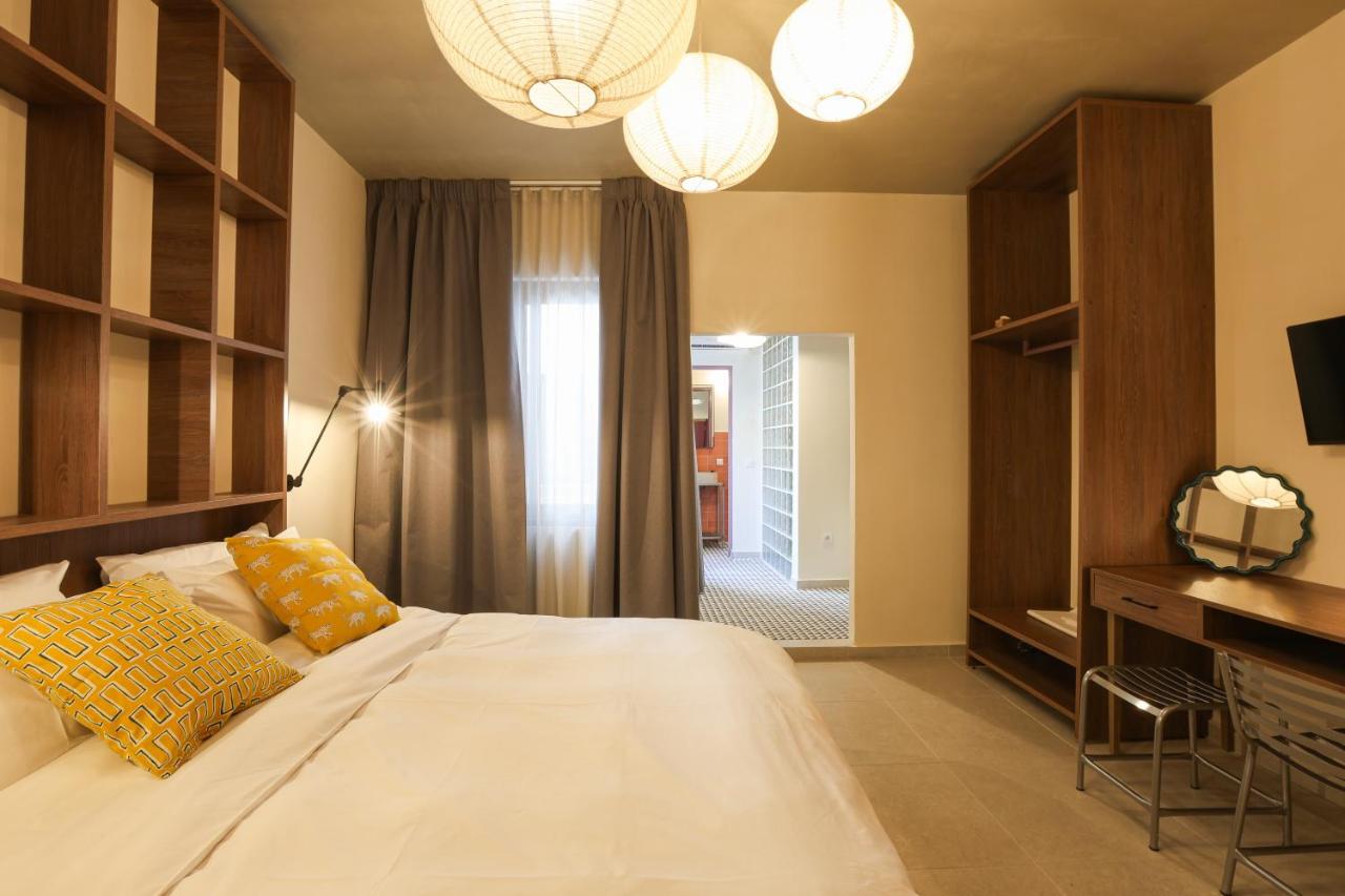  Elegant Double Room with Window