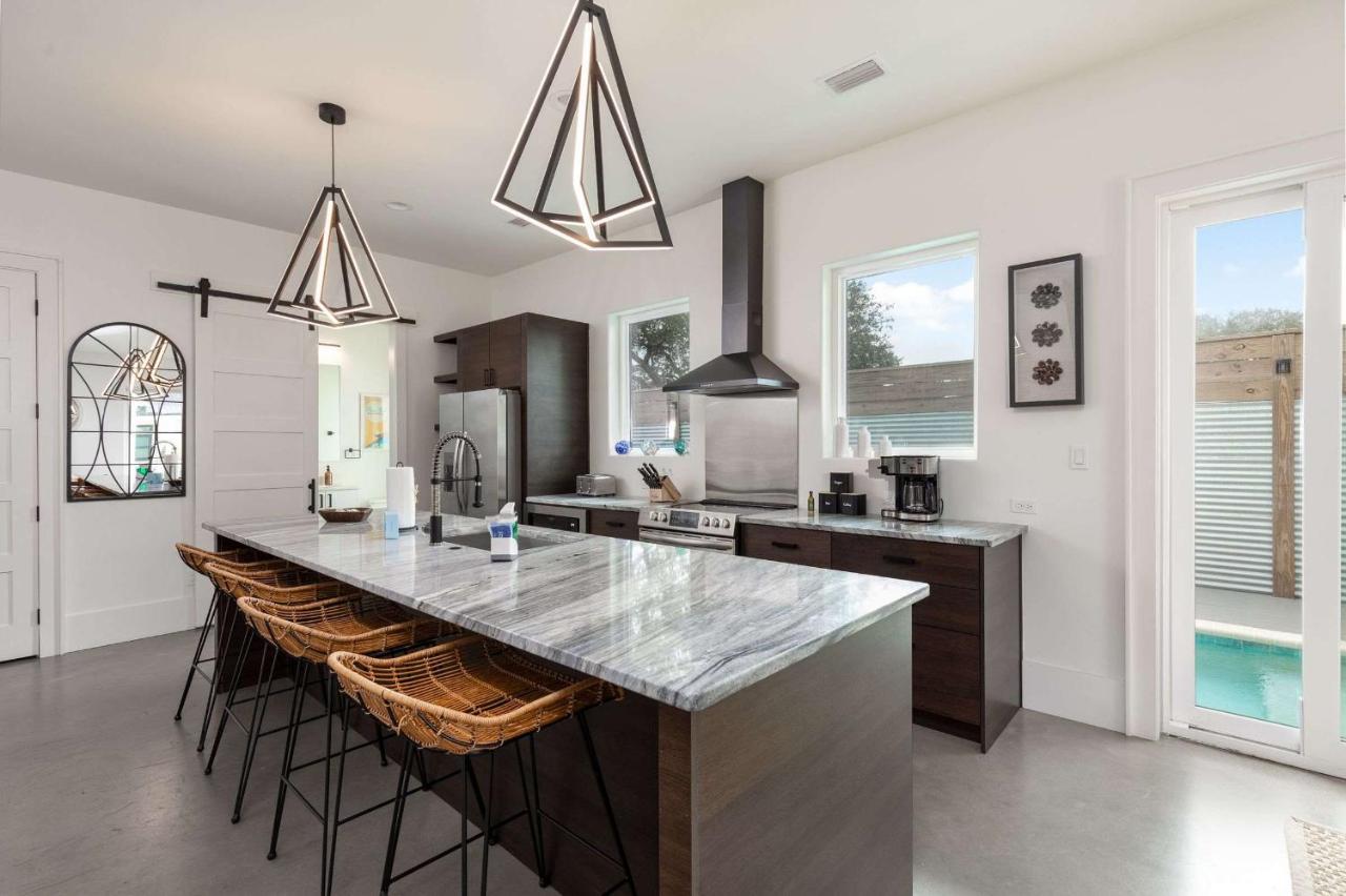 LUX Newly Built Seaglass and Sunsets Heatable Pool Close to Beach Family Friendly - Chambres d’hôtes