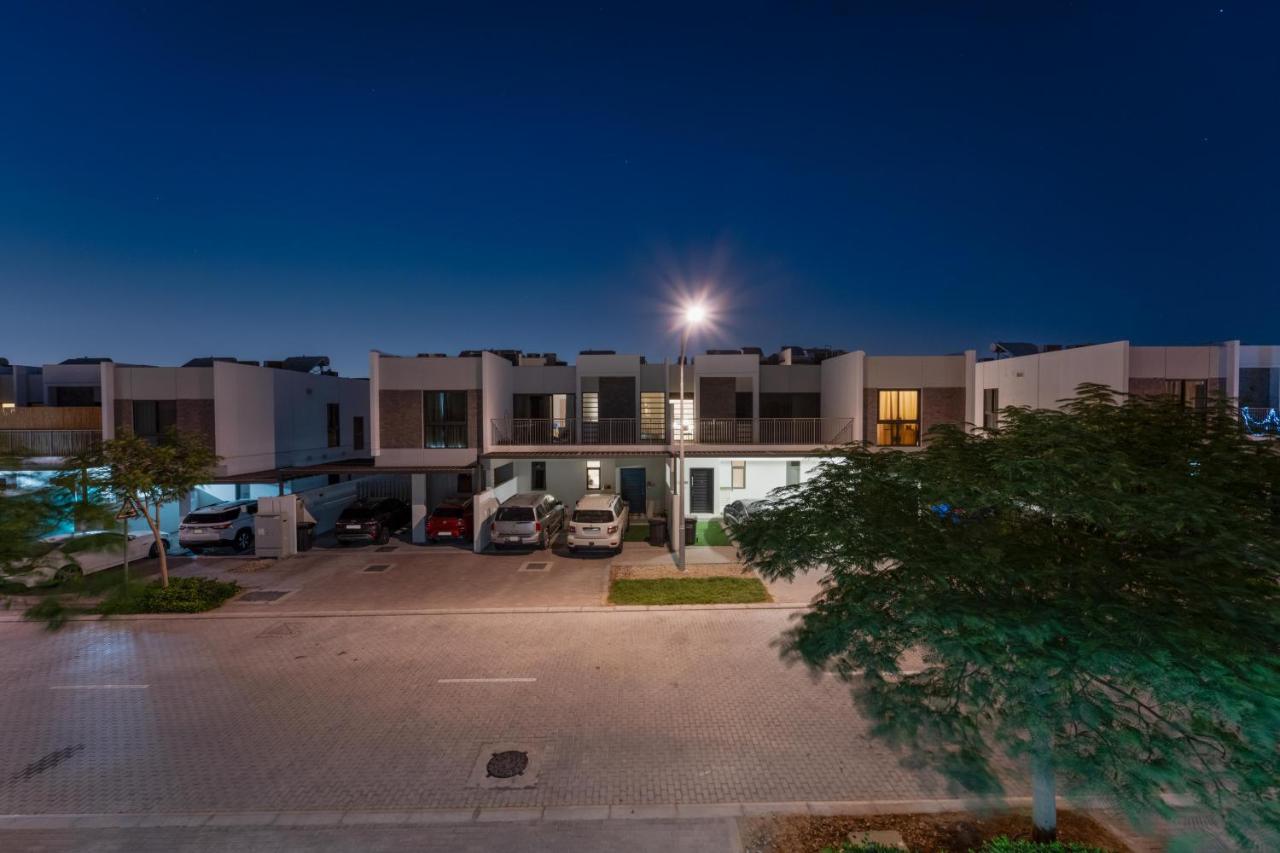 Stunning Private Pool 4 Bedroom House - Damac Hills 2 Dubai Land - Bed and Breakfast