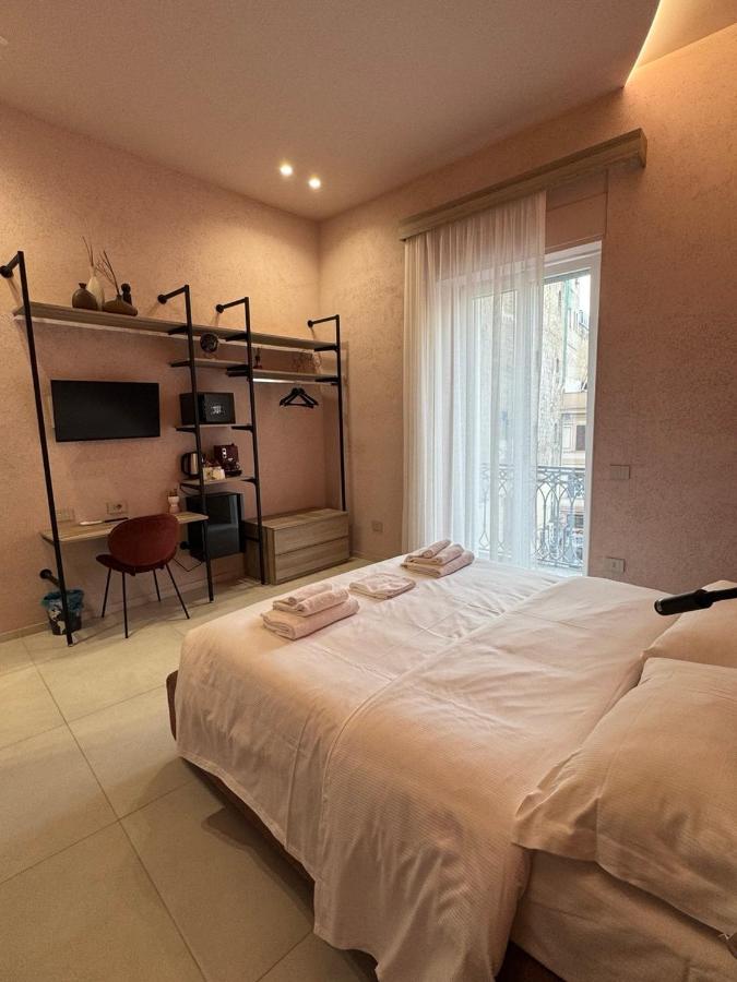 Zimmer mit Queensize-Bett und Balkon