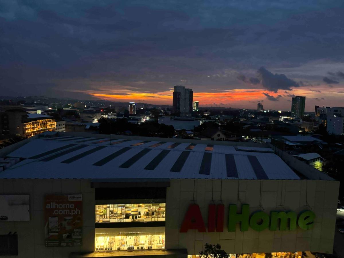 CDO Spacious 1 BR Corner Condo in front of Limketkai Mall - B&B