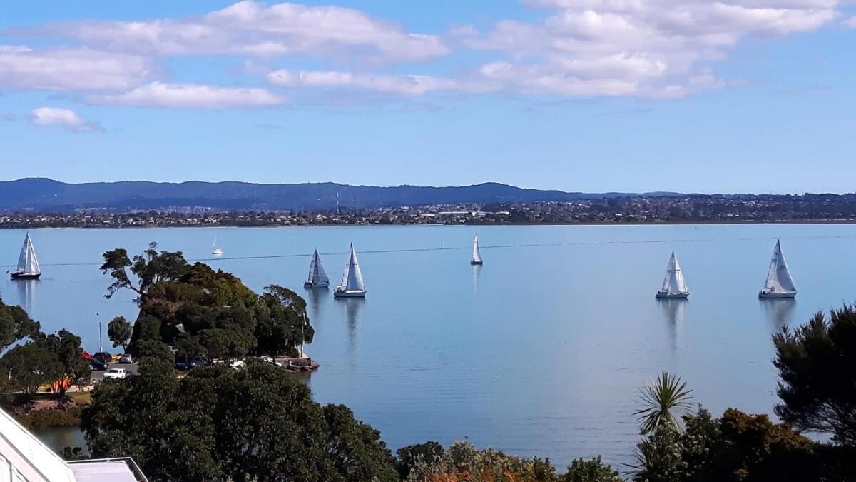 Beach and View 2Bdrm apt 75mtrs to beach with sunsets to die for - Ferienwohnung Auckland