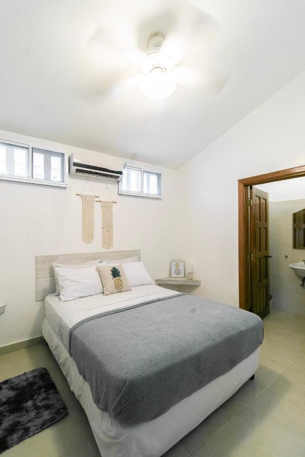 Pineapple House - Bed and Breakfast Bocas del Toro