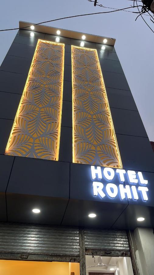 Hotel Rohit ,Agra cantt Railway station - B&B