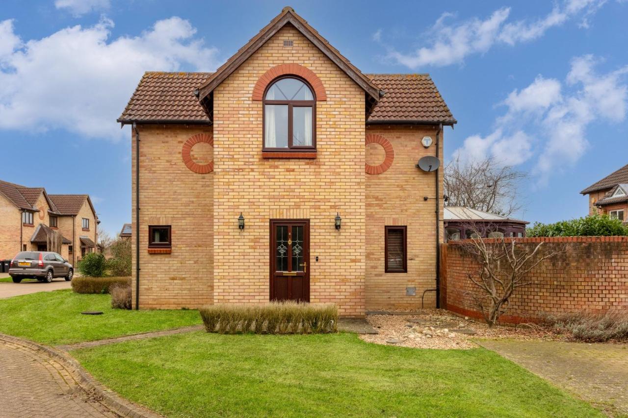 Shenley House - Close to City Centre - Driveway Parking, Self-Check-In, Workspace, Fast WiFi and Smart TV by Yoko Property - B&B Milton Keynes