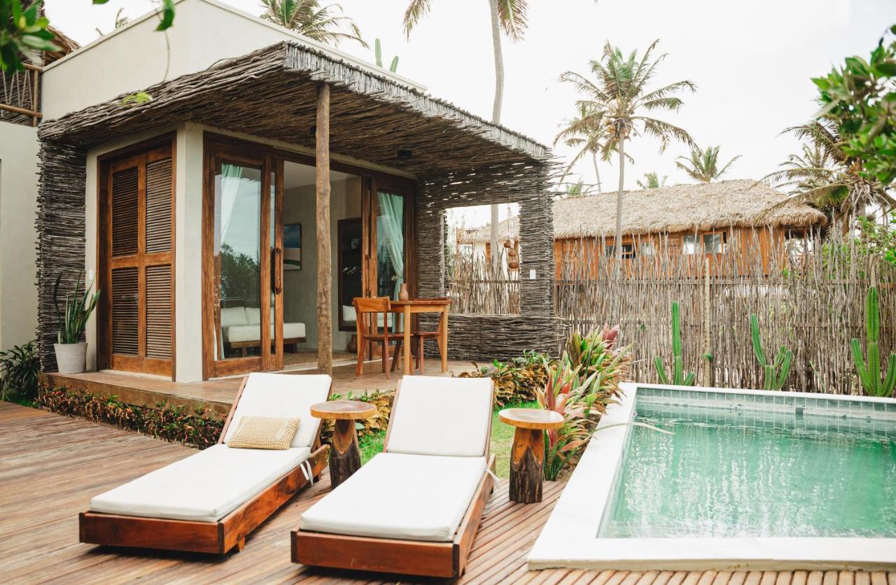 Suite con cama grande y vistas a la piscina