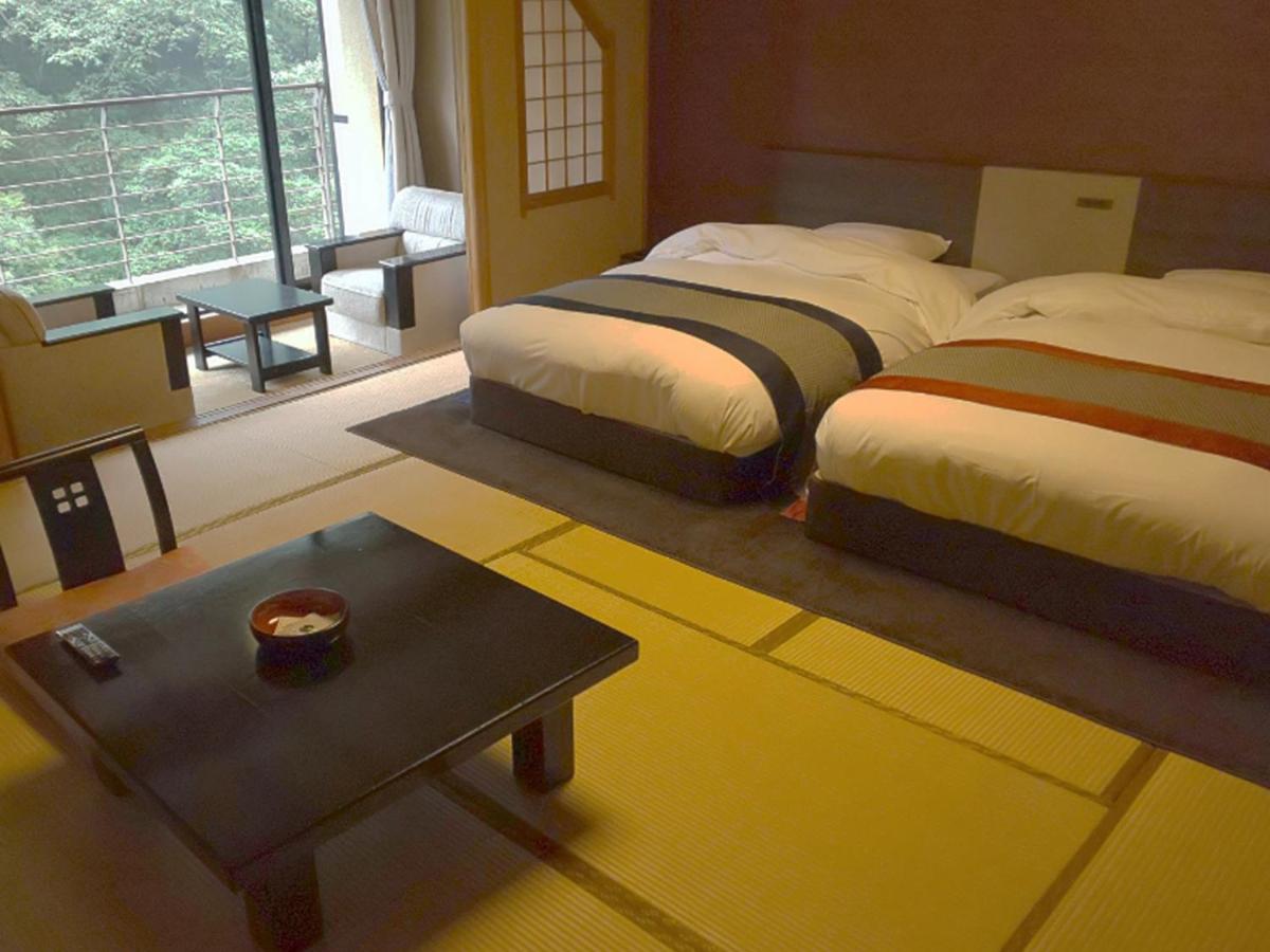 Standard Twin Room with Mountain View