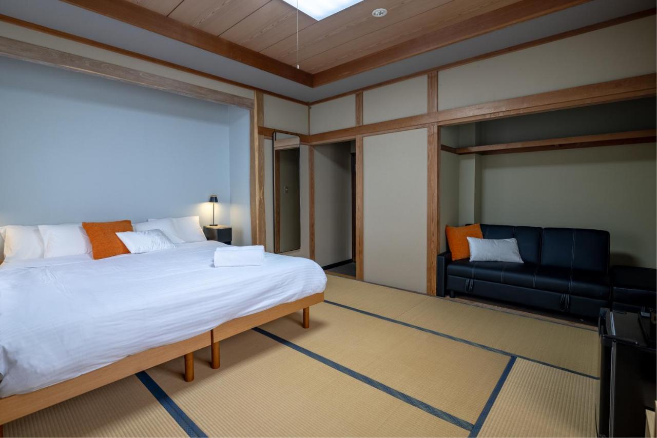 Double or Twin Room with Mountain View
