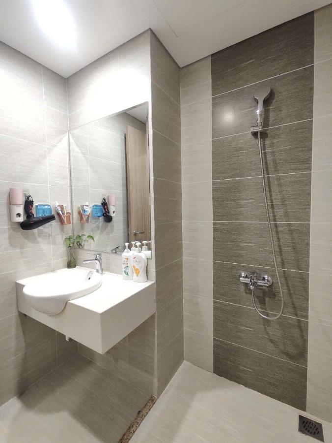Dreibettzimmer mit Poolblick