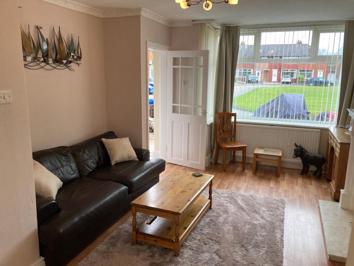 5 min Drive to Trafford Centre and15 Manchester City - Ferienwohnung Urmston