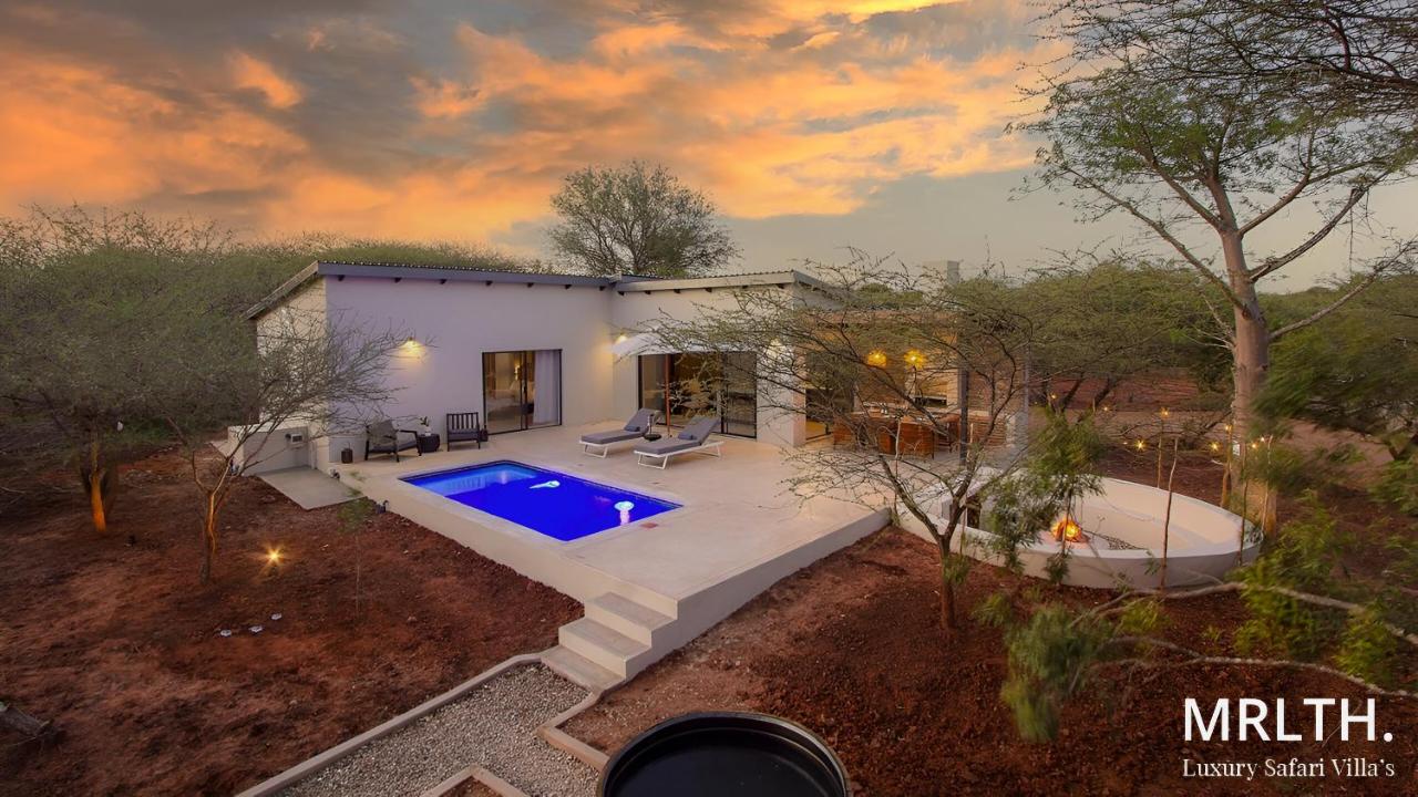 Pillows Luxury Safari Villa, Wood-Fired Hottub, Giraffe-Feeding-Tower, Large Private Pool - B&B
