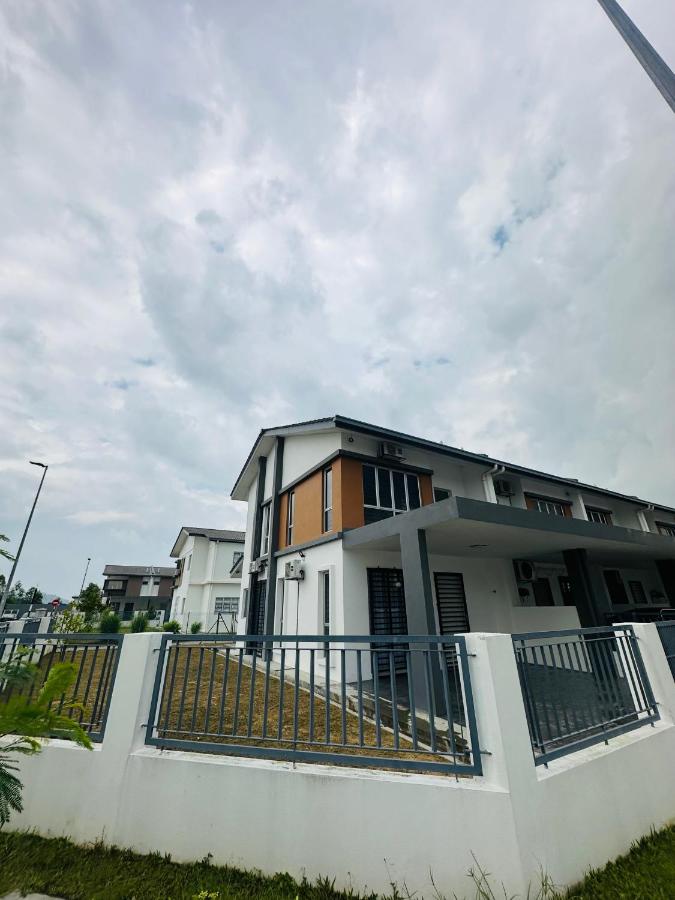 Moonlight Homestay - B&B Bandar Puncak Alam