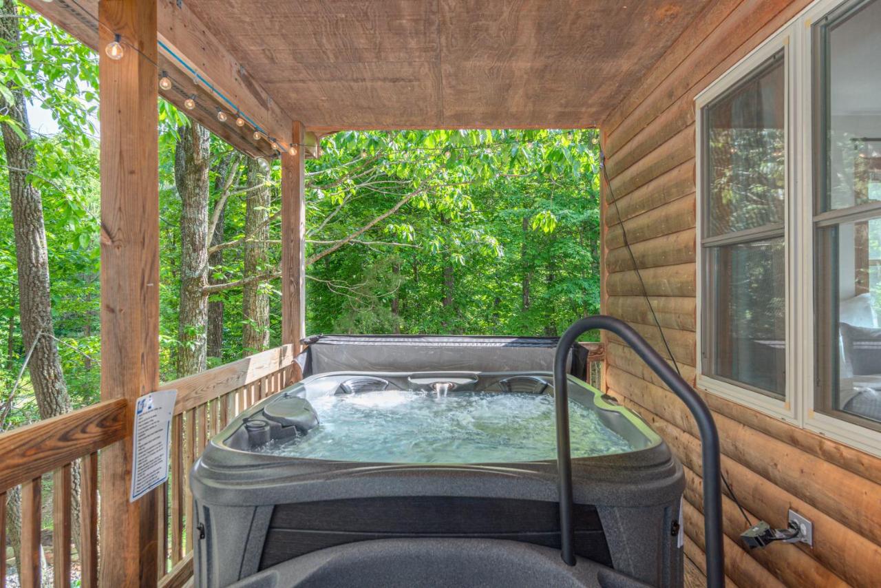 Moonlight Mountain Escape - Hot Tub and Pet Friendly - B&B Black Mountain