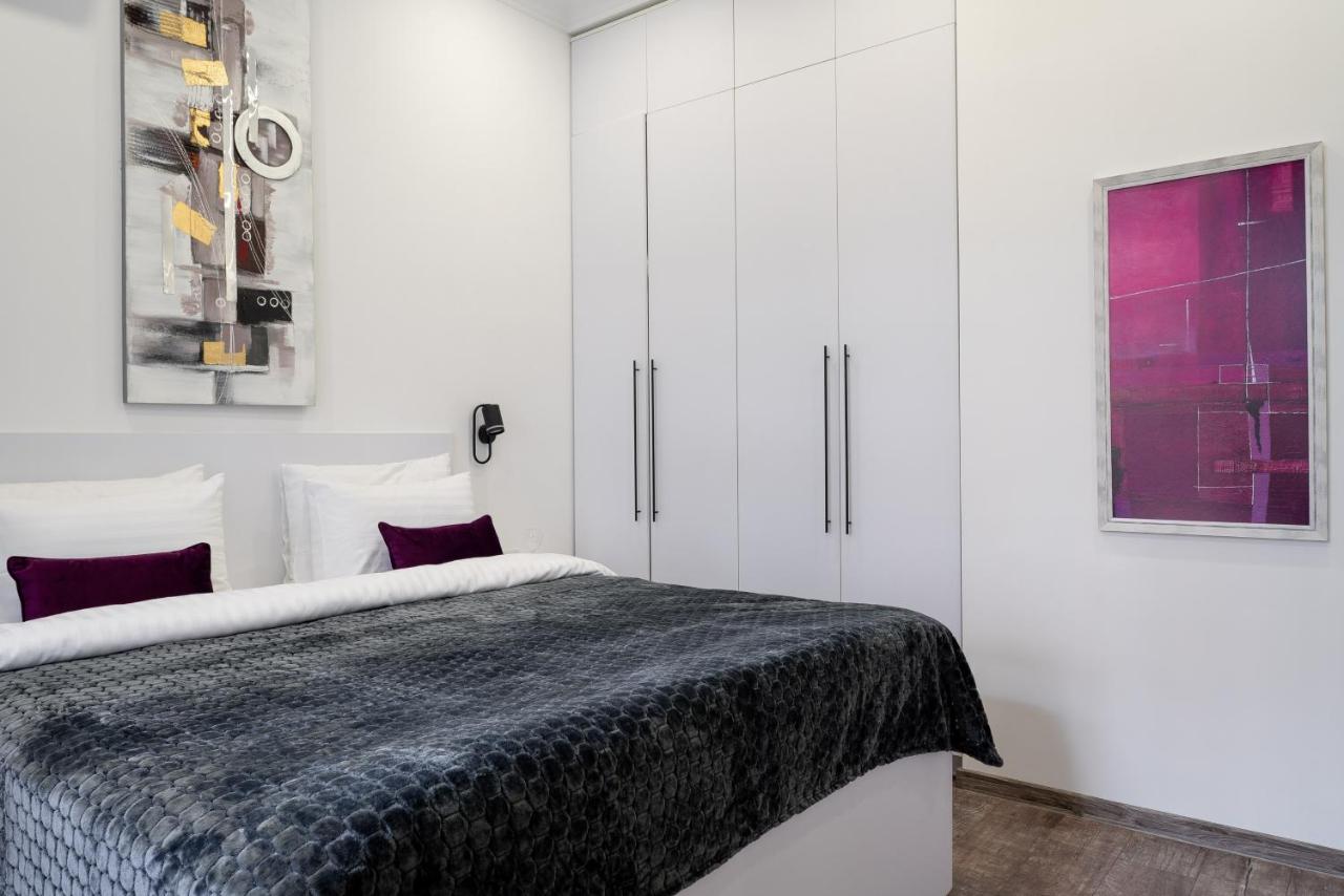 One-Bedroom Apartment with Balcony