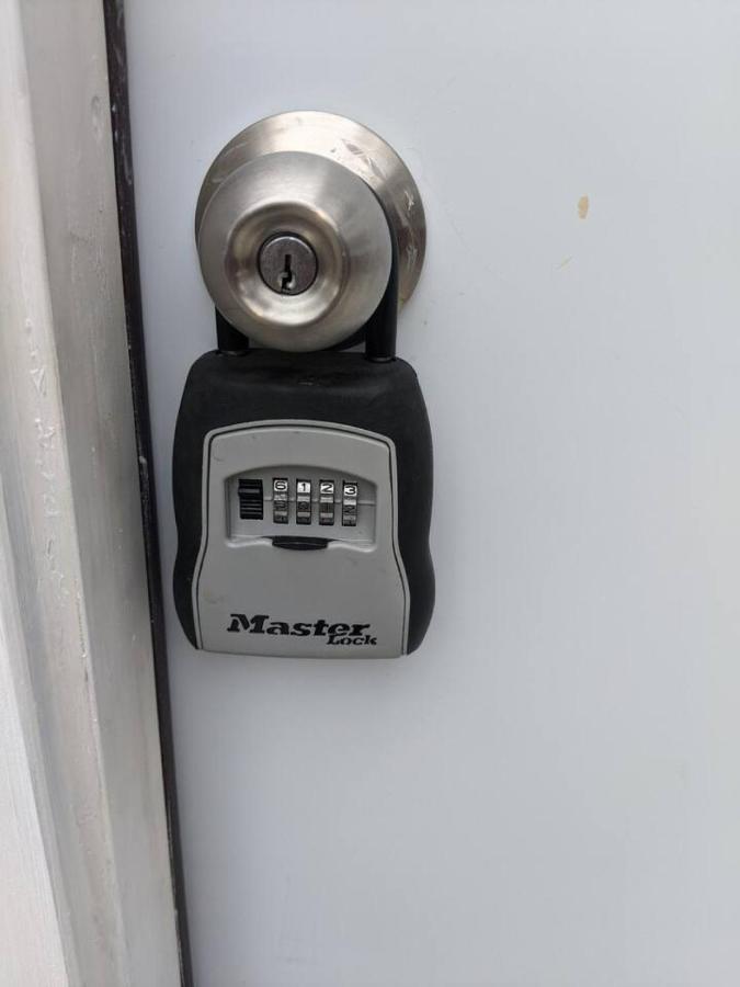 NARVAEZ BRIGHT & SPACIOUS - Private room, bathroom, entrance near light rail - Bed and Breakfast Campbell