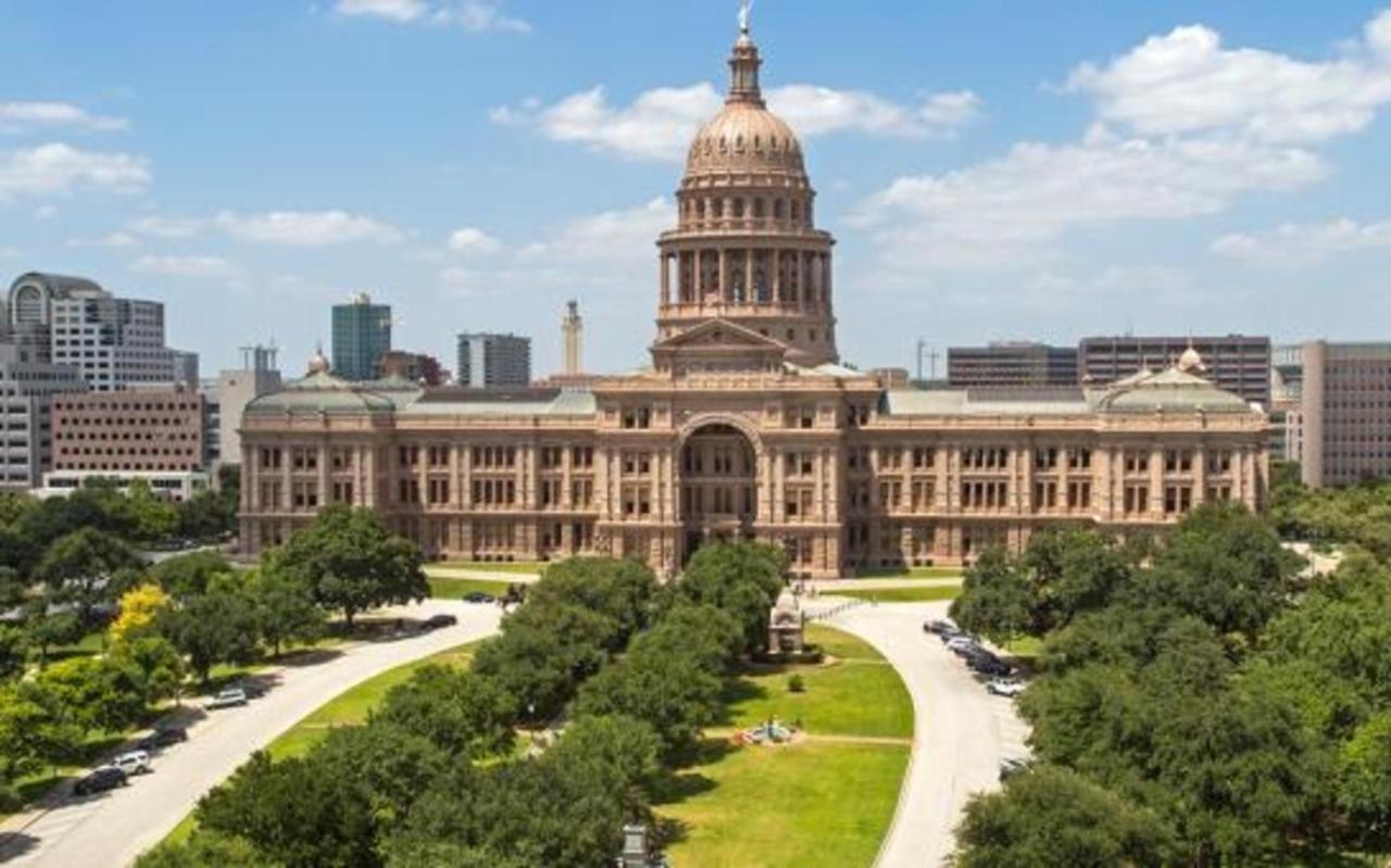 Pet Friendly - Q2 & Domain - King Bed, Pool Table - B&B Austin