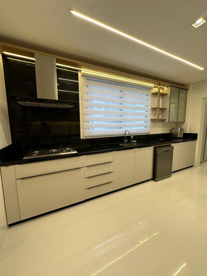 Apartamento no coração de meia praia com 4 suítes e 3 vagas de garagem - B&B Itapema