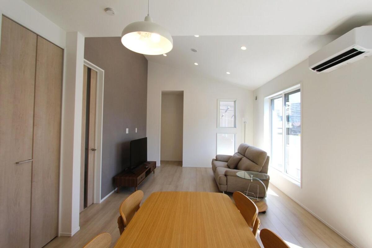Newly built two-story house! 2 minutes to the station, parking lot, easy access to Disneyland, close to restaurants and shops! - B&B