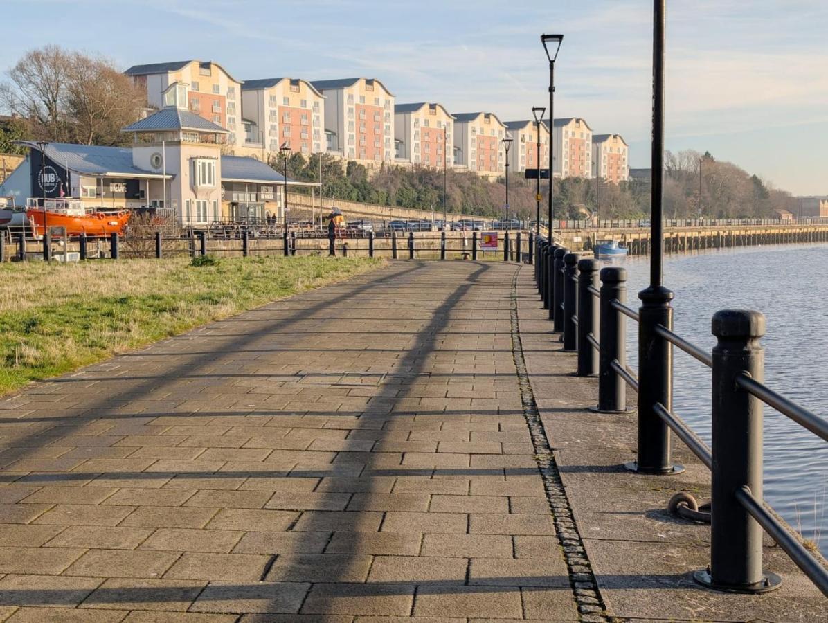 Waterfront Quayside Apartment with secure parking & lift, Ideal for Mobility Users - B&B